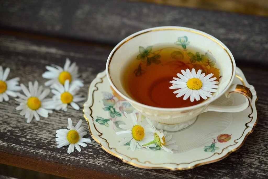 Xícara de chá de camomila relaxante sobre mesa decorada, representando um ritual natural para alívio dos sintomas da menopausa.